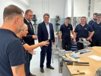 Ganster weiß genau wie gefeilt werden muss, war ihr Vater doch selbst Schlosser. Die Azubis sind von den Ausführungen der Landrätin begeistert. Links Ausbildungsleiter Zoran Janjuz, Ganster, OB Zwick und PSB-Chef Werner Klein. Foto: Petry