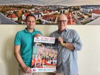 Stolz präsentieren der Beigeordnete Denis Clauer und Organisator Hartmut Kling das Poster zum Pfälzerwaldmarathon. Foto: Müller