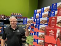 Marktleiter Frank Scherer im Markt mit den Lebkuchen. Foto: Müller