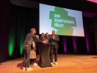 Startschuss! OB Markus Zwick drückt mit anderen Verantwortlichen den roten Startknopf. Foto: Müller