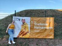 Dieses XXL-Plakat von Stefanie Heinzmann verlost die Pirmasenserin Clara Kaczmarzyk für einen guten Zweck. Foto: privat
