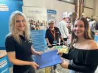 Josie Heuft (rechts) gibt ihre Bewerbung bei Krankenhaus-Azubine Celine Matheis ab. Foto: Müller