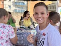 Marves_Joelle prsäentiert stolz seinen selbstgemachten Magneten beim Kinderspieltag. Foto: Müller