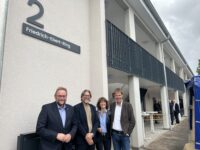 Freuen sich über die Fertigstellung des Wohnprojektes: OB Markus Zwick, Stiftungsvorstand Marco Dobrani, Nicole Schwarz von der Kreisverwaltung und der Pirmasenser Soziamtsleiter Gustav Rothhaar. Foto: Müller