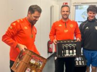 Co-Trainer Hagen Burkart, Coach Daniel Paulus und Spieler Aaron Basenach sind zur Stelle und packen mit an. Foto: Petry