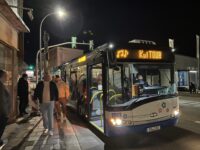 Stadtbusse wurden wie immer zu Party-Shuttles umfunktioniert. Foto: Müller