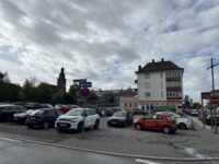 Wo jetzt noch geparkt wird, soll in der Höfelsgasse ein Hotel gebaut werden. Foto: Müller