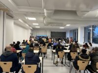 Rund 80 interessierte Familien aus verschiedenen Ländern nahmen am Informationsabend an der BBS teil. Foto: Müller