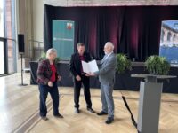 Heike Wittmer und Denis Clauer nehmen die Auszeichnung Museum des Monats von Kulturstaatssekretär Prof. Dr. Jürgen Hardeck entgegen. Foto: Müller