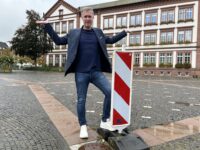 Bürgermeister Michael Maas hat noch genug Baustellenschilder. Foto: Müller
