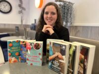 Roman-Autorin Persephone Haasis vor ihren Büchern. Foto: Müller