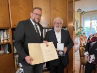 OB Markus Zwick überreicht Gerhard Hussong die Stadtehrenplakette in Silber. Foto: Müller