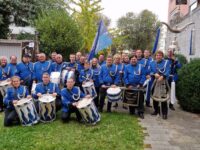 Gruppenbild des Fanfaren- und Spielmannszug Niedersimten e.V. mit Vorstand Jakel Bossert, mittlere Reihe rechts beim Winzerfestumzug in Neustadt. Foto: privat