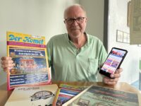 Gut aufgestellt: Armin Knerr mit Print- und Digitalausgabe des Komet. Foto: Müller