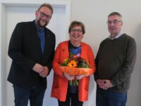 Oberbürgermeister Markus Zwick verabschiedete die Vorsitzende des Seniorenbeirates Renate Vogl und beglückwünschte Wolfang Klys als deren Nachfolger im Amt (Foto: Stadtverwaltung / Jens Hinkel)