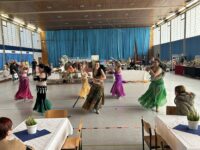 Der Auftritt der orientalischer Tanzgruppe des TV Pirmasens unter der Leitung von Ramona Marischka (Bildmitte) gehört seit Jahren zum Markt der kreativen Künste beim TVP. Foto: Petry