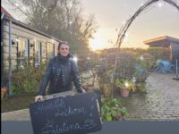 Die Pirmasenserin Silke Praschtil vor ihrem Café Palatina in Holland. Foto: privat