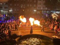 Höhepunkt auf dem Schlossplatz: Die Feuer-Show von Caledonia Flames. Foto: Müller