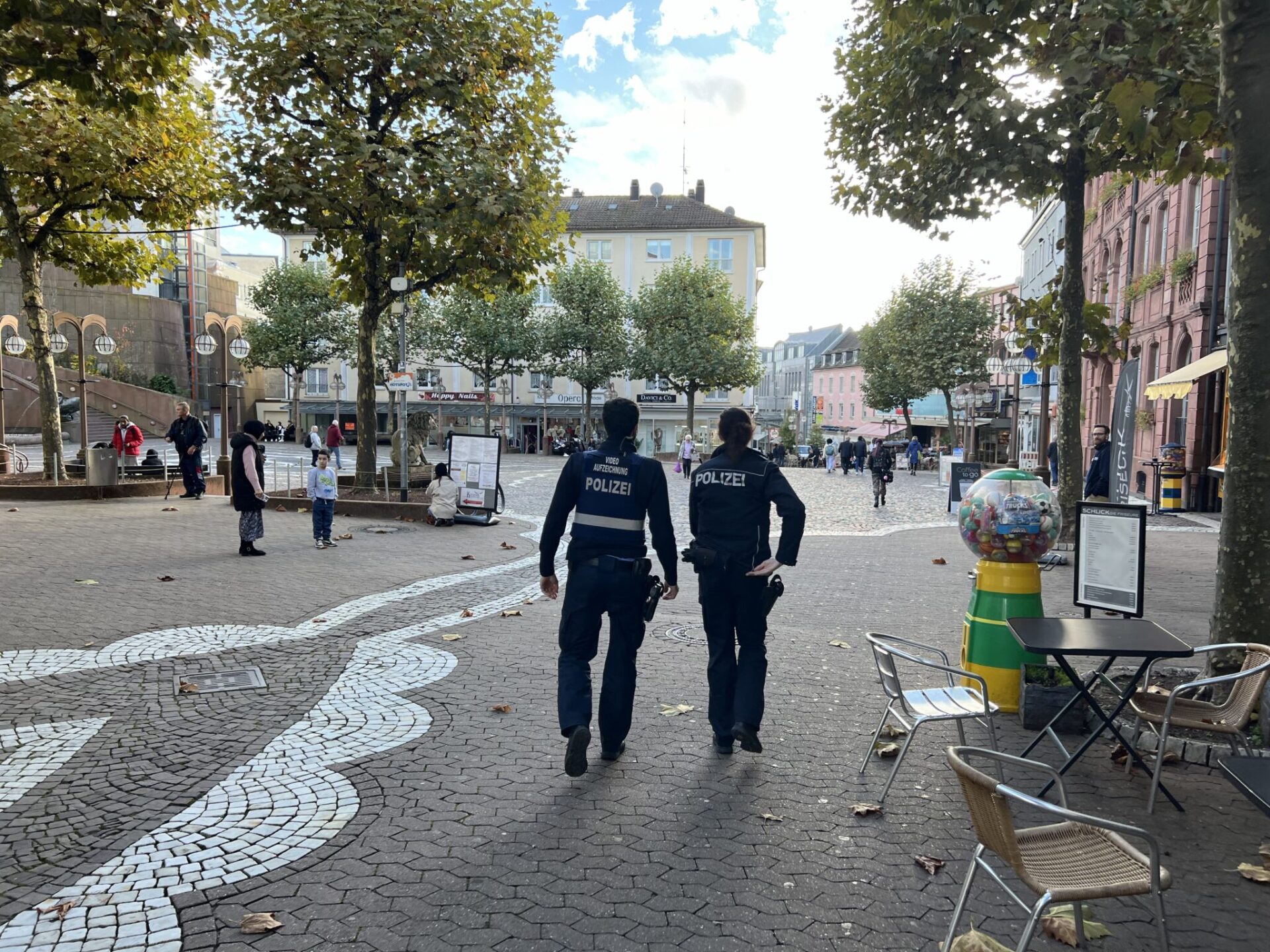 Die Polizei kontrolliert bei einem Rundgang in der Pirmasenser Innenstadt. Foto: Müller
