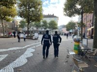 Die Polizei kontrolliert bei einem Rundgang in der Pirmasenser Innenstadt. Foto: Müller
