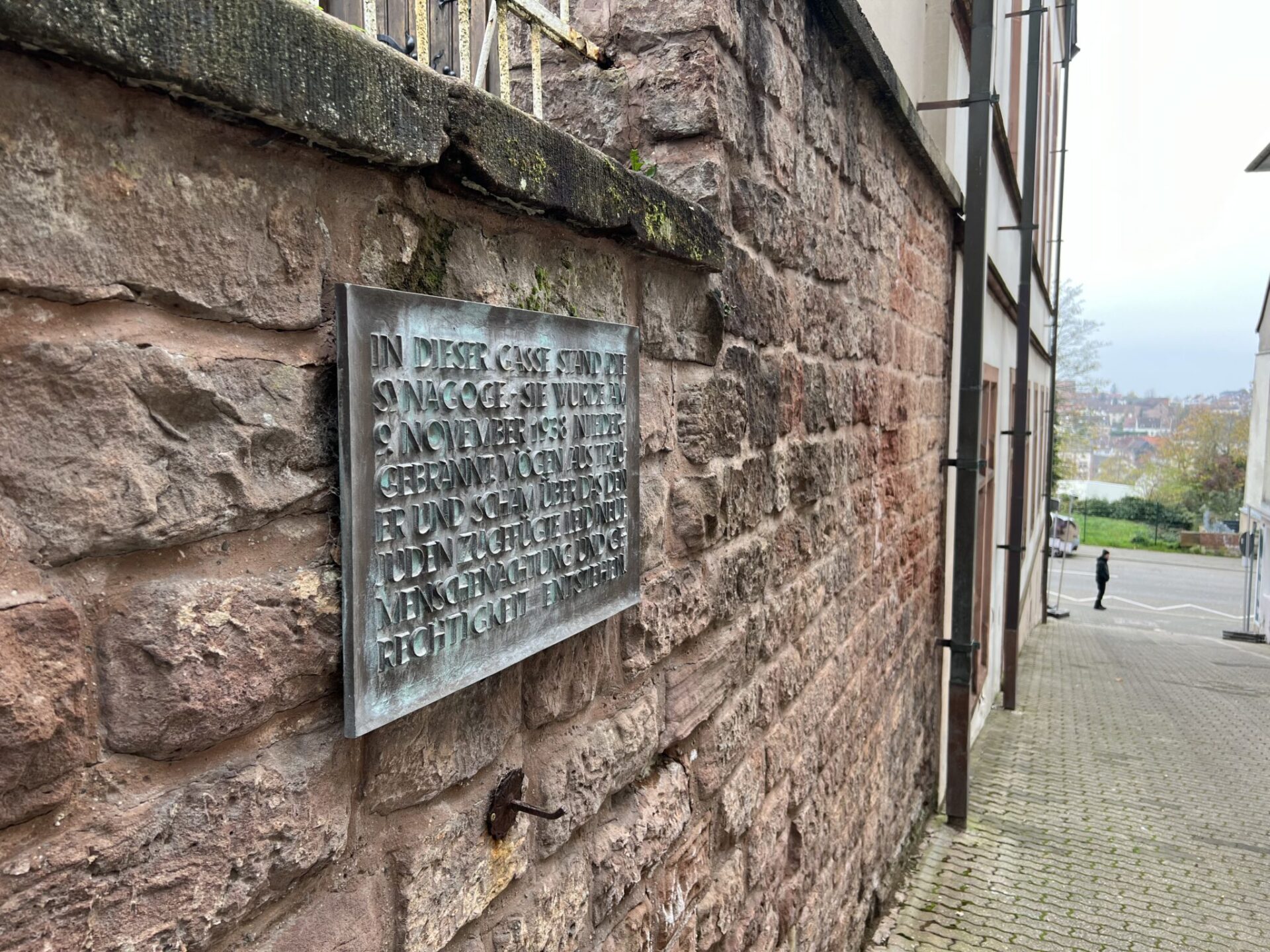 Die Gedenktafel in der Pirmasenser Synagogengasse. Foto: Müller