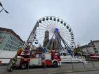 Mit der Drehleiter der Pirmasenser Feuerwehr wurde die Rettung in 25 Metern Höhe simuliert. Foto: Müller