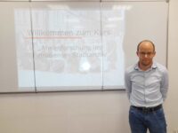 Norman Salzmann vor dem VHS-Kurs über Ahnenforschung