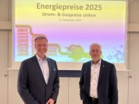 Freuen sich über niedrigere Energiepreise: Aufsichtsratsvorsitzender Michael Maas und Stadtwerke-Geschäftsführer Christoph Dörr. Foto: Müller