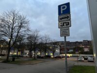Künftig muss auf dem oberen Messeparkplatz eine Parkscheibe ausgelegt werden, die Höchstparkdauer liegt bei vier Stunden. Foto: Müller