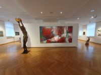 Die neue Wechselausstellung „Schnittstelle – Körpersprache“ schafft eine Verbindung zwischen Skulpturen und Malerei von Stephan Müller aus Rodalben sowie Malerei und Grafik von Rainer Steve Kaufmann aus Landau. Foto: Julia Schepp