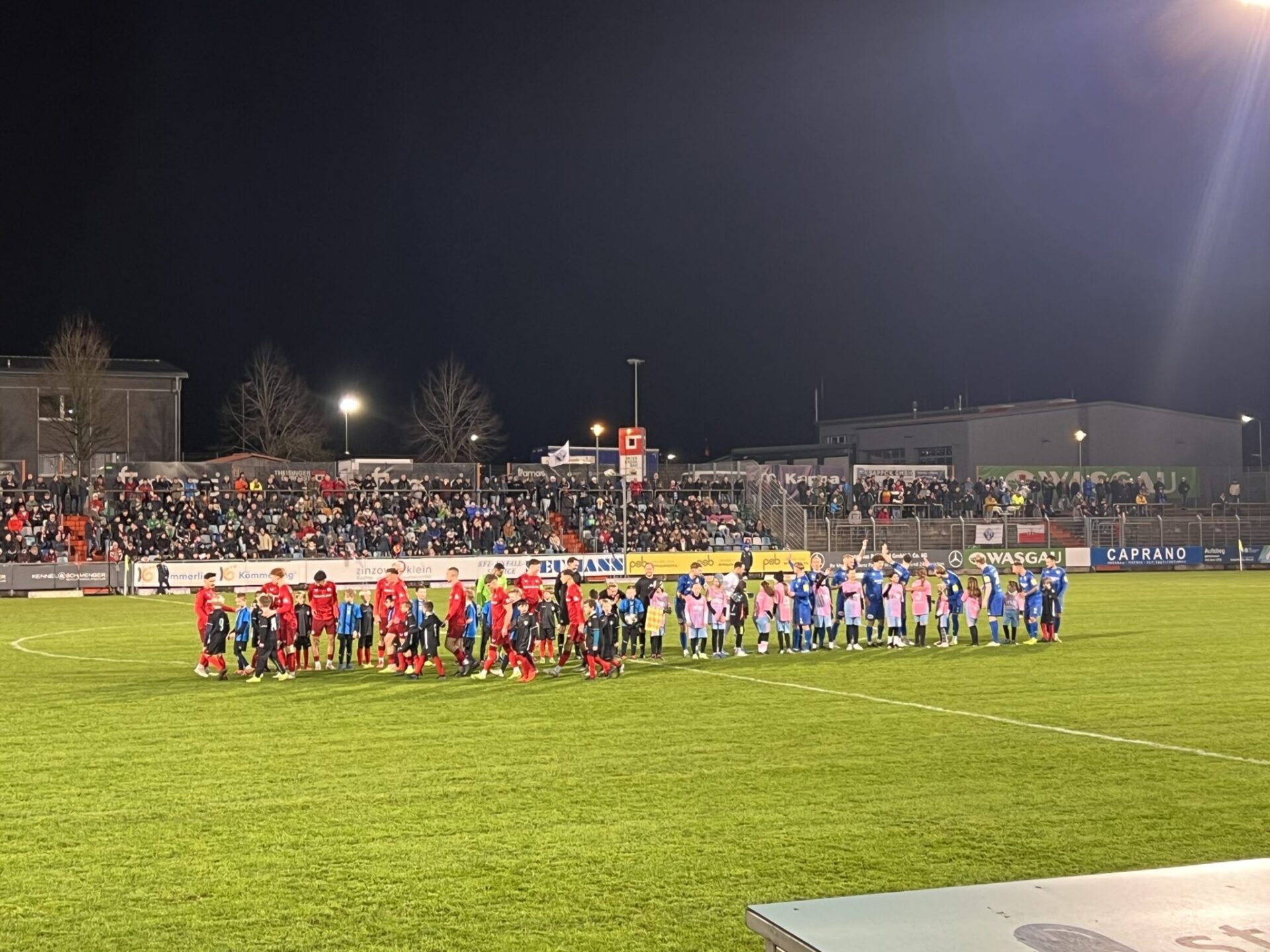 Die Mannschaften des FKP und des FCK vor dem Anpfiff am Mittelkreis. Foto: Müller