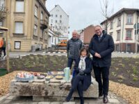 Fühlen sich wohl: Eva Lohse von der Stiftung "Lebendige Stadt", Gartenamtschef André Jankwitz und OB Markus Zwick. Foto: Müller