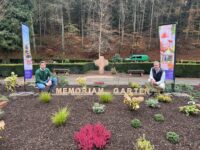 Blühender Ort der Erinnerung: Denis Christoffel und Bürgermeister Michael Maas im neuen Memoriam Garten. Foto: Müller