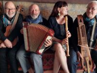 Begleitet wird Roland Engel bei dem Konzert von seinen Musikerfreunden Isabelle Loeffler, Sylvain Piron und Dany Franck, die an den zahlreichen Instrumenten, darunter Hackbrett, Flöte, Mandola und Nyckehlharpa mit Virtuosität glänzen. Foto: privat