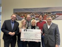 Scheck von den Lions: OB MArkus Zwcik, Katharina Engel (Nardinihaus), Dekan Ralph Krieger, Bettina Theisinger (Jugendpflege), Gustav Rothhhaar (Leiter Sozialamt) und Michael Knecht (Lions). Foto: Müller