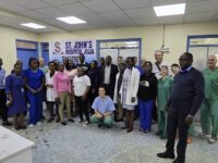 Bunt gemischt. Gruppenbild des Teams des St. John’s Hospital und der Gruppe von PS:4Kenia nach der Eröffnung des Theatre. Foto: Petry