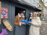 Bereit für den Schlittschuhverleih: Andreas Seibert und Luisa Grieß. Foto: Müller