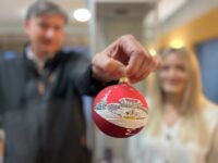 Die neue Pirmasenser Weihnachtskugel. Foto: Müller