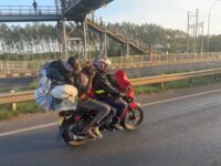 Alle guten Dinge sind drei auf dem Motorrad. Auf Kenias Straßen ist das keine Seltenheit. Foto: Petry