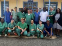 Gruppenbild vir dem St. John’s Hospital: Hintere Reihe von Links: Miriam Ochsenreiter, Lothar Firlej, Paulina Duszkiewicz, Katharina Wilhelm Otieno, Joseph Kanyi, Andreas Pertry, Boniface Mwangi, Evi Haase, Steffen Nirmaier, Maik Albert, Wilson Waweru, William Loboi , Michael Haase und Hospital Direktorin Sifa Njunge Vordere Reihe von Links: Joseph „Kabuda“ Kirimi, Marlen Wenzel, Sven Schulz, Ulla Petry-Zimmermann, Lea Schrade, Mary Wachira Foto: Petry
