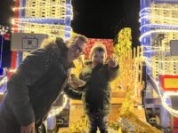 Vor allem die Kinder hatten Spaß an den Lichtern, so wie hier Jochen Diebold mit seinem Sohnemann. Foto: Müller