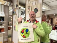 Roland Küster, einer der Vorsitzenden vom Verein Kunschd'Raum mit eine der selbstgemachten Taschen aus den Workshops zum Projekt "Vielfalt in Kunst". Foto: Müller