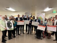 Viele Gönner und viel Geld für das Krankenhaus: Die Spendenübergabe des Fördervereins Patientenforum Pirmasens im Krankenhaus. Foto: Müller