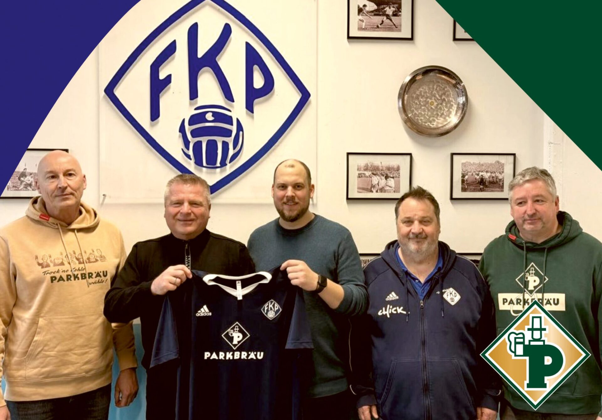 Auf weitere sieben Jahre Partnerschaft. Spitzenbier und Spitzensport passen einfach zusammen. Von links nach rechts: Michael Hamburger (Vertriebsdirektor), Roald Pauli (Brauereichef), Matthias Schaufler, Jürgen Kölsch (beide Präside des FK Pirmasens), Martin Kieborz (Gebietsverkaufsleiter PARK). Foto: Petry