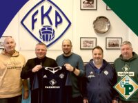 Auf weitere sieben Jahre Partnerschaft. Spitzenbier und Spitzensport passen einfach zusammen. Von links nach rechts: Michael Hamburger (Vertriebsdirektor), Roald Pauli (Brauereichef), Matthias Schaufler, Jürgen Kölsch (beide Präside des FK Pirmasens), Martin Kieborz (Gebietsverkaufsleiter PARK). Foto: Petry