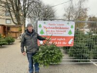 Bernhard Schmitt verlauft mit seiner Familie seit über 30 Jahren Weihnachtsbäume in Pirmasens. Foto: Müller