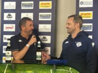 Nur eine Niederlage in 19 Oberligaspielen. FKP-Coach Daniel Paulus hatte meist Grund zur guten Laune. Hier mit Stadionsprecher Peter Edrich. Foto: Petry