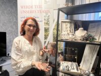 Die Schmuckstylistin Susanne Pfundstein vor der aktuellen Kollektion von Victoria Schmuck. Foto: Müller
