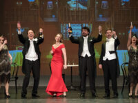 „Glücklich ist, wer vergisst, was doch nicht zu ändern ist“: In einer Inszenierung der Neuen Operette Wien ist „Die Fledermaus“ in der Pirmasenser Festhalle zu erleben. (Foto: Claudius Schutte)
