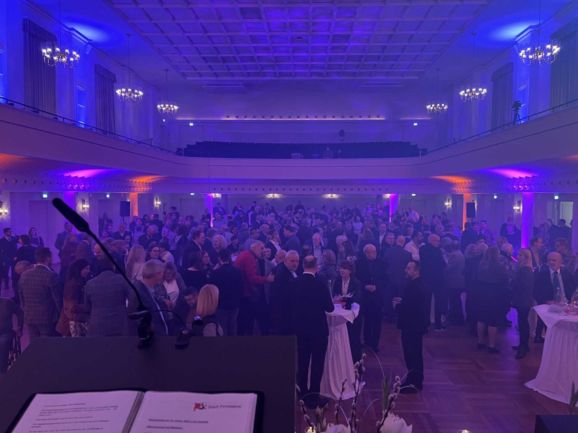 Kurz vor Beginn der Rede des OBs versammeln sich die Gäste in der Festhalle. Foto: Müller